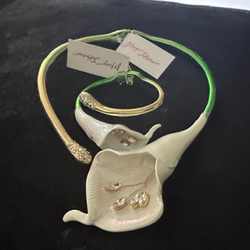 Betsey Johnson White Calla Lily Necklace and Bracelet Set with Green Accents - Picture 8 of 8